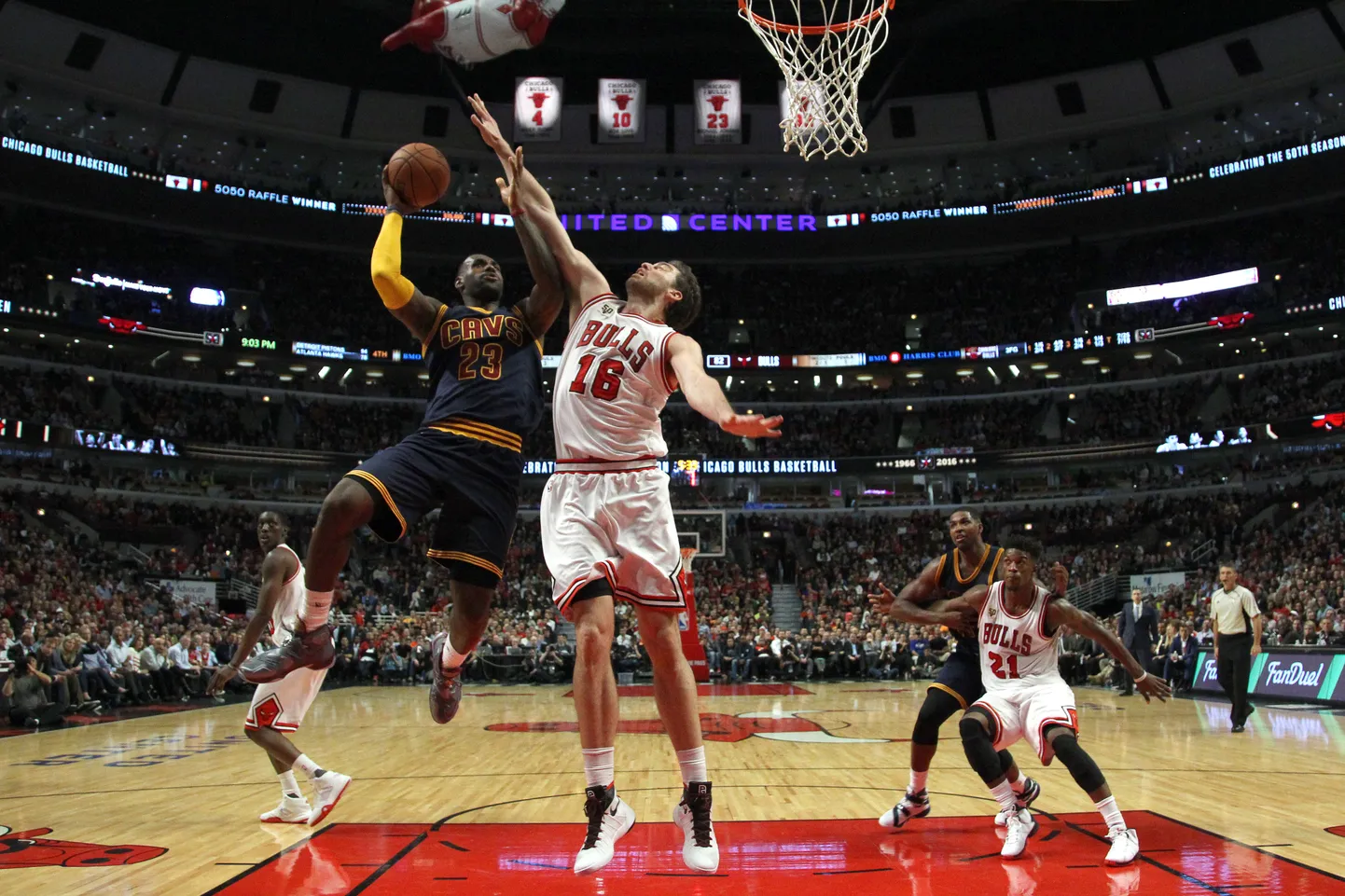 Pau Gasol ja LeBron James.