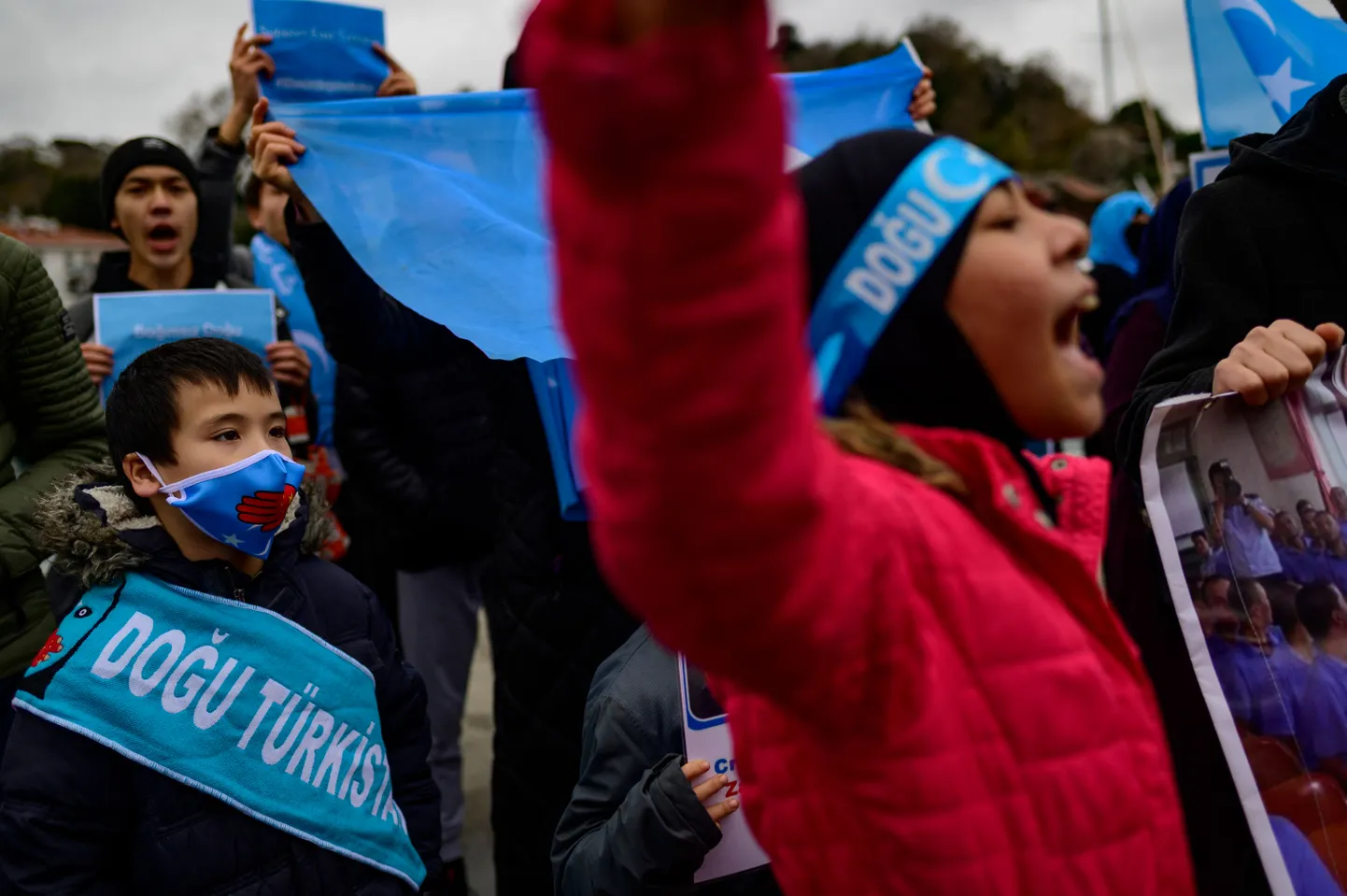 Uiguuri kogukonna liikmed Hiina vastasel protestiaktsioonil Istanbulis asuva Hiina konsulaadi juures, 4. detsembril 2022. a.