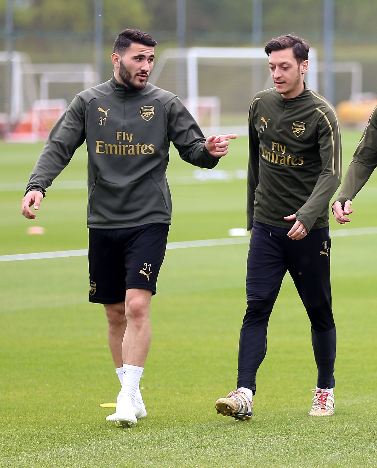 Arsenali jalgpallurid Sead Kolasinac (vasakul) ja Mesut Özil.