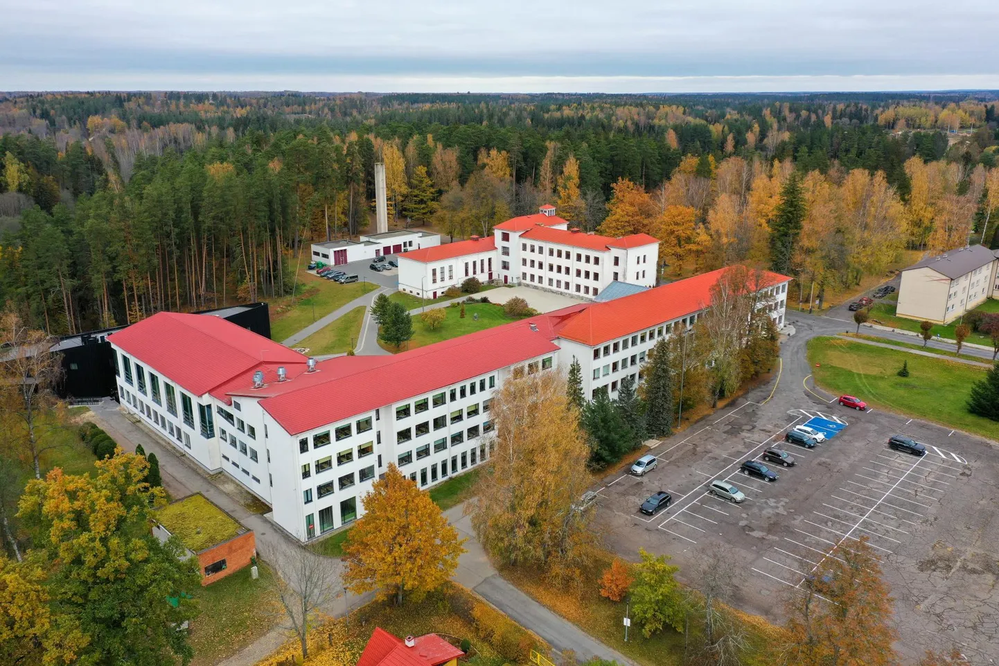 Poisid mängisid kooli kaasa võetud mängurelvaga vahetunni ajal Tõrva gümnaasiumi hoovis. Foto on illus-tratiivne.