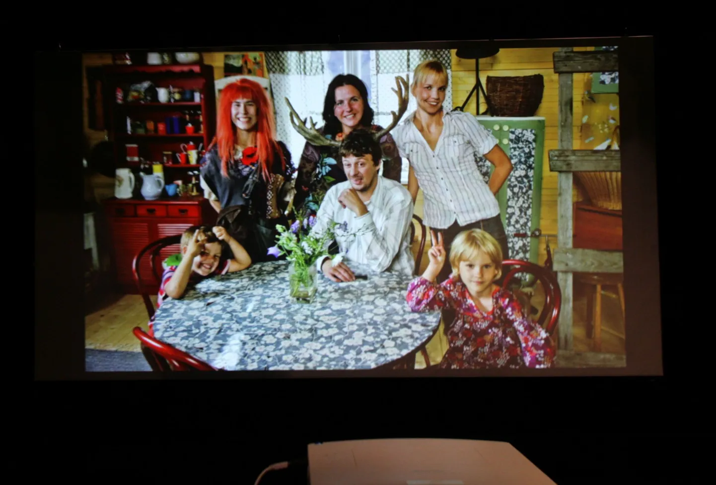 Kaader lastelavastusest «Nöbinina»