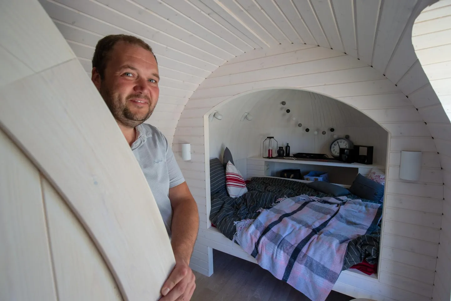 Creative Woodworksi juhi Priit Kallase sõnul valmistatakse praegu peamiselt iglumajakesi. Samas on mitu kuulsust Leie meestelt ka sauna saanud.
