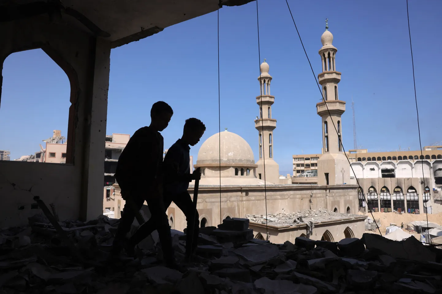 Kohalikud lapsed kahjustada saanud mošee juures Gaza Citys.