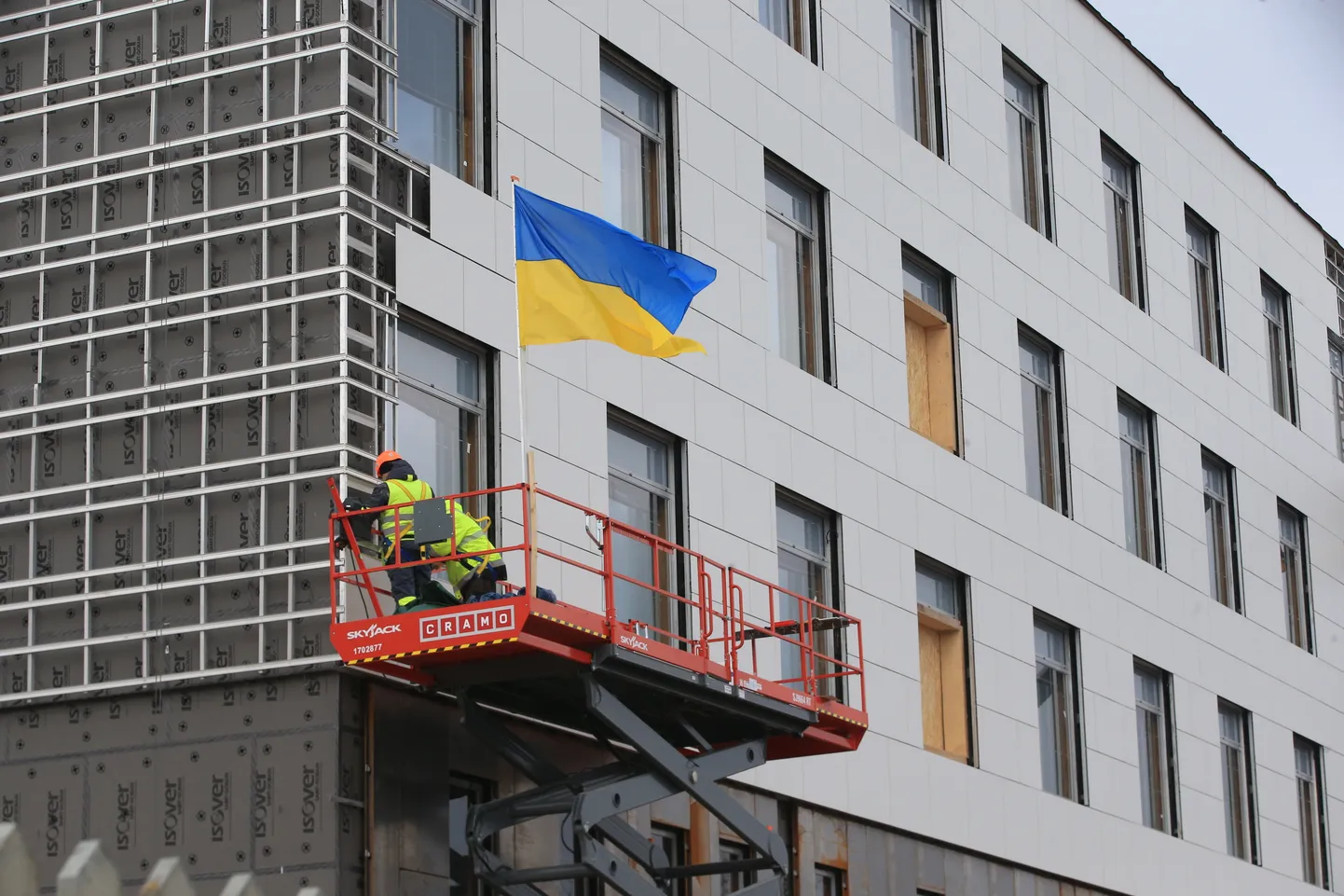 Maarjamõisa meditsiinilinnaku ehitustööde tõstukil lehvib Ukraina lipp.