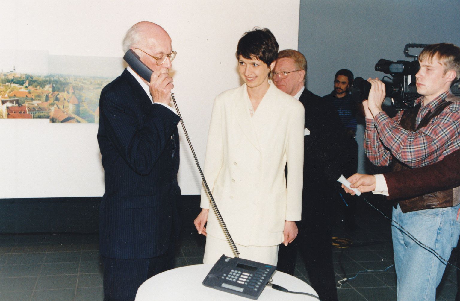 Helo Meigas vaatab, kuidas president Lennart Meri teeb 31. mail 1996 Tallinna börsi esimest tehingut.