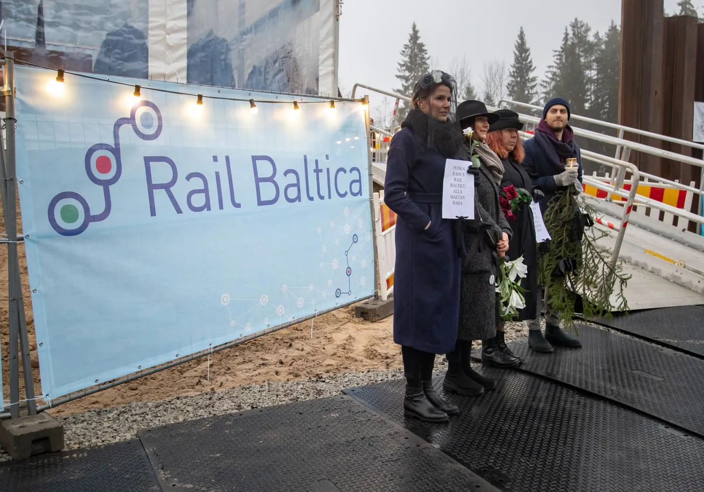 Rail Baltica esimese viadukti nurgakivi panekul viibisid ka raudteeprojekti vastased, ent protestidele ja petetitsioonidele vaatamata liigub projekt praegust raudteekoridori mööda edasi.