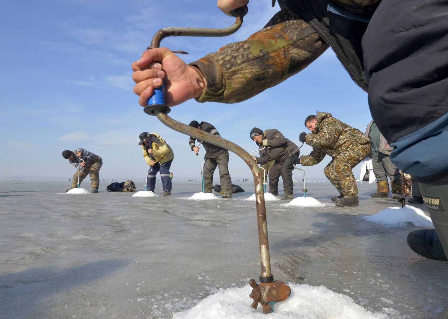 Kalamehed puurivad jäässe auke.
