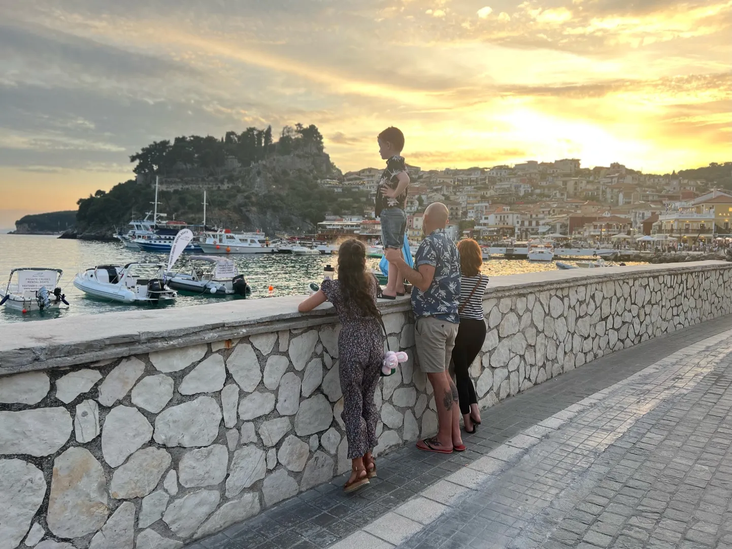 Карл с детьми в Греции, июнь 2023 года