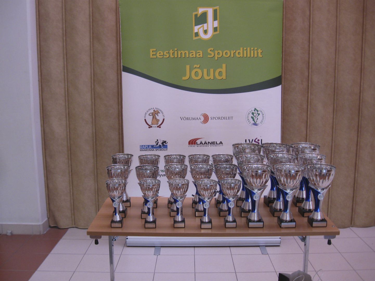 Eestimaa omavalitsuste talimängude võidukarikad.