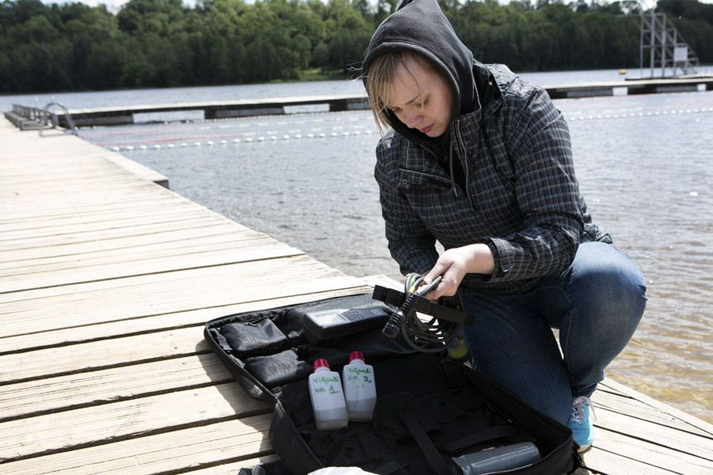 Limnoloogiakeskuse hüdrokeemia spetsialist Katrin Saar võttis teisipäeval Viljandi järvest veeproove. Teadlased lootsid, et leiavad proovidest parasiidi, kes põhjustab ujujatel sügelust, kuid seekord jäi tõestus tema olemasolu kohta leidmata.