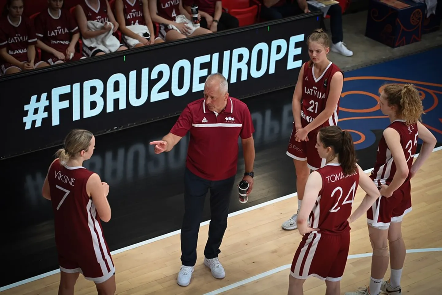 Basketbola treneris Aigars Nerips (centrā)