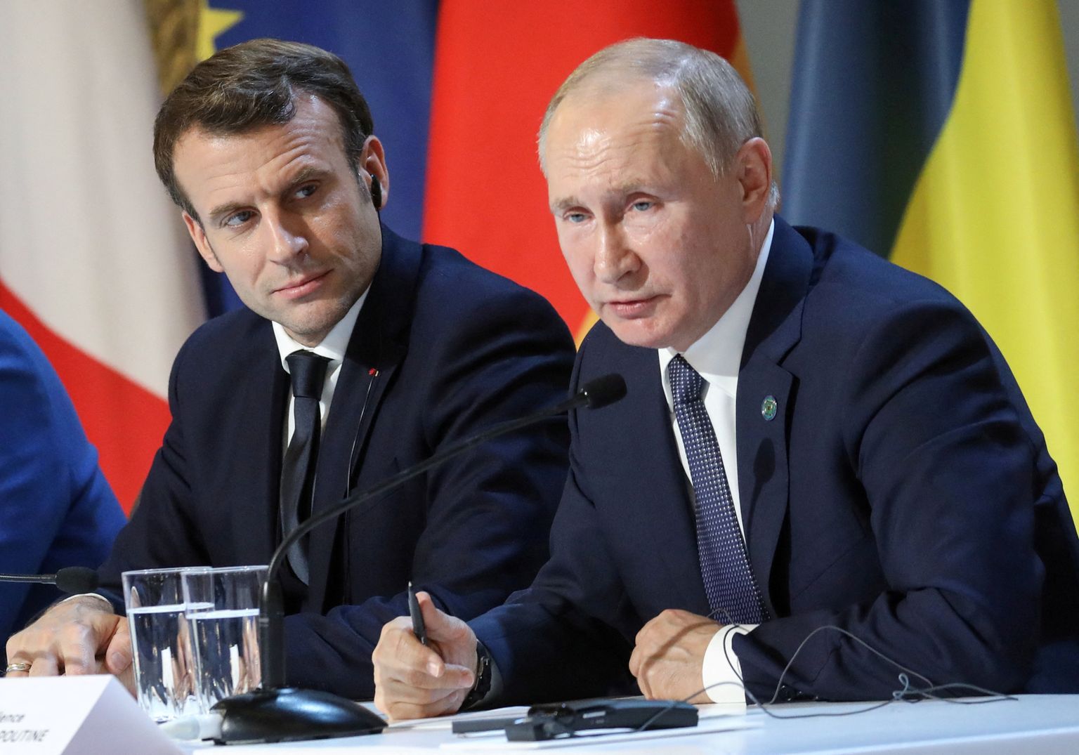 Президент Франции Эммануэль Макрон и Путин пытаются понять друг друга в Елисейском дворце, Париж, 2019 год.