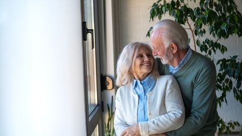 82-aastane ameeriklanna hoiab oma voodielu ekrsana just nii