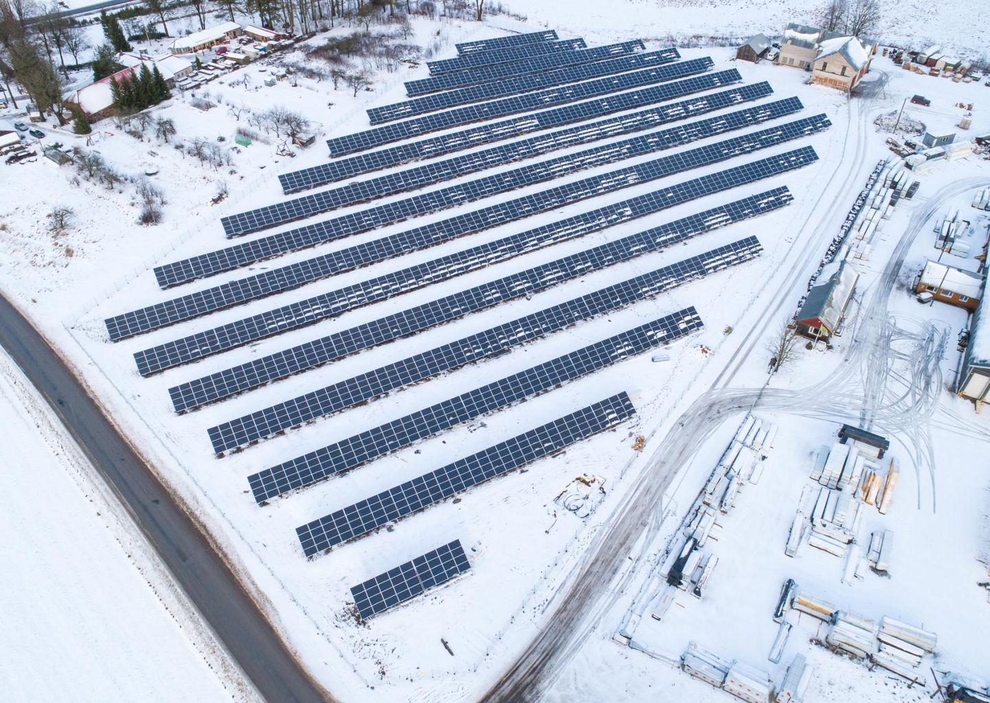 Linnulennult on pildile püütud Pinskale rajatud päikeseelektrijaam, mis hakkab energiaga toitma vähemalt kolme ümberkaudset ettevõtet. Tootmismaale rajatud päikeseparke leiab veel mitmest piirkonnast, näiteks Mäeltküla tööstuspargist või Vana-Võidu lähedal tegutseva Arnika juurest.
