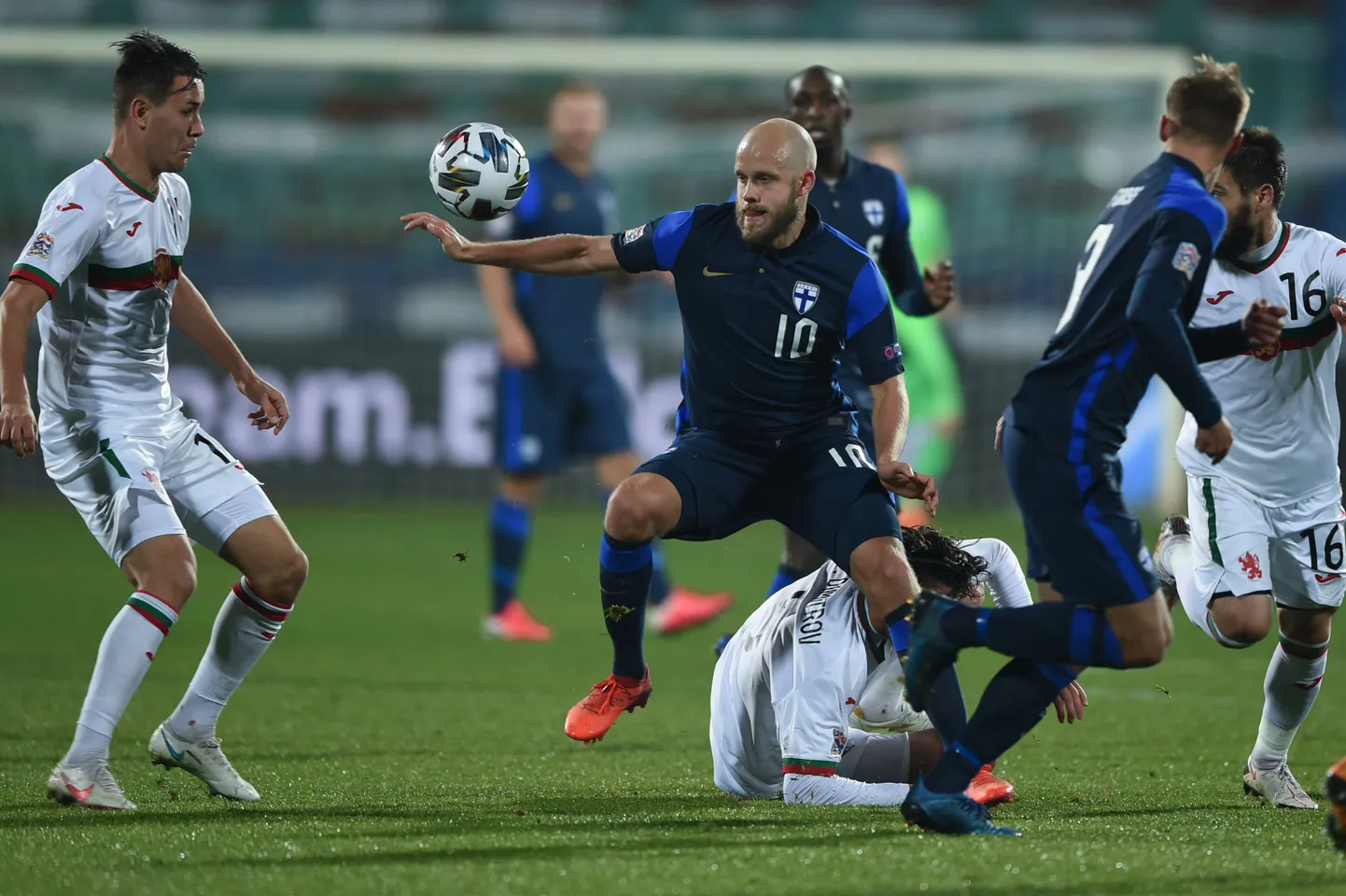 Teemu Pukki (nr 10) ja positiivse koroonaviiruse proovi adnud Vasil Bozhikov (vasakul).