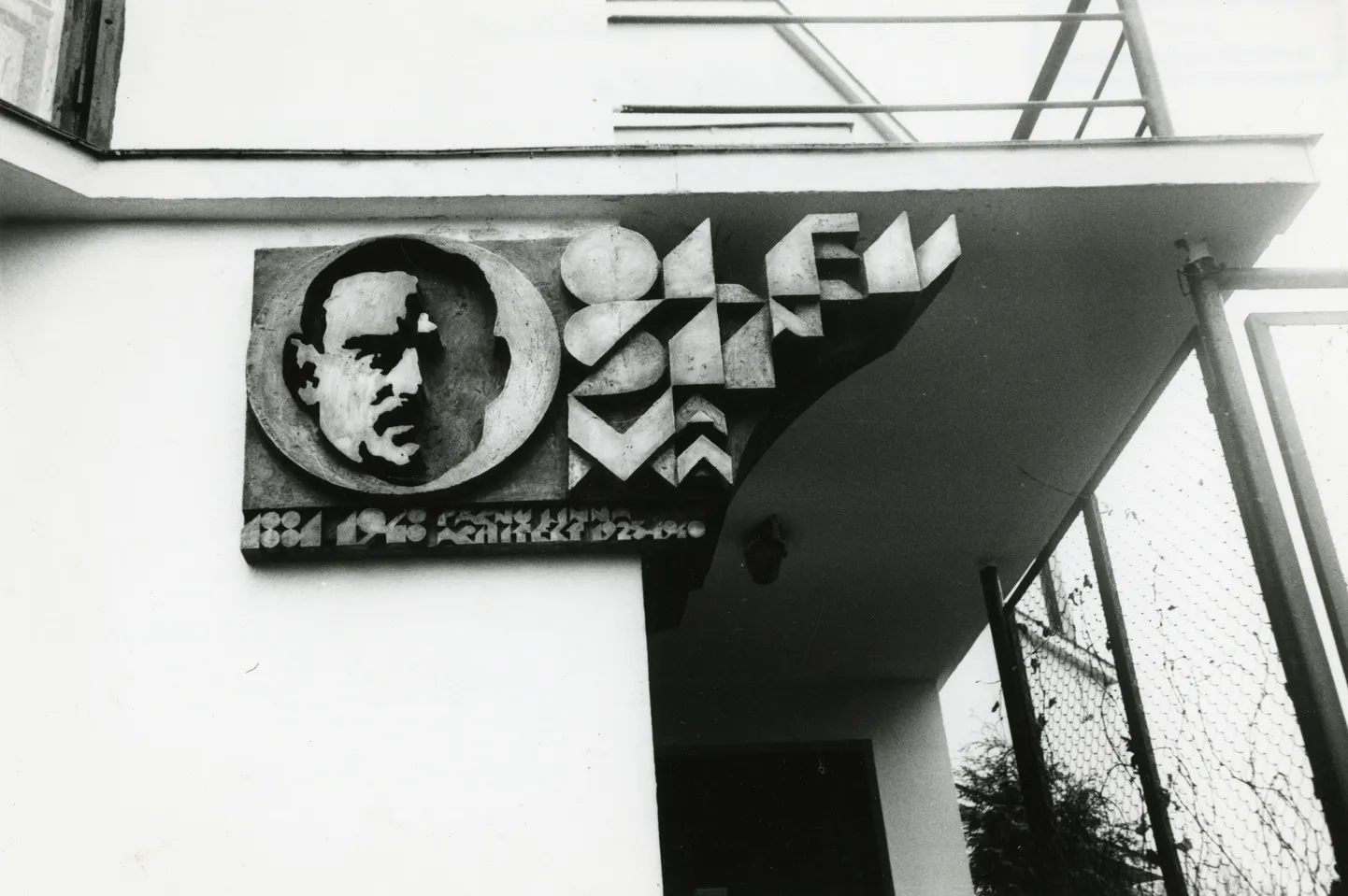 Olev Siinmaa bareljeef Pärnus Siinma enda maja fassaadil, autor Ekke Väli, 1981.