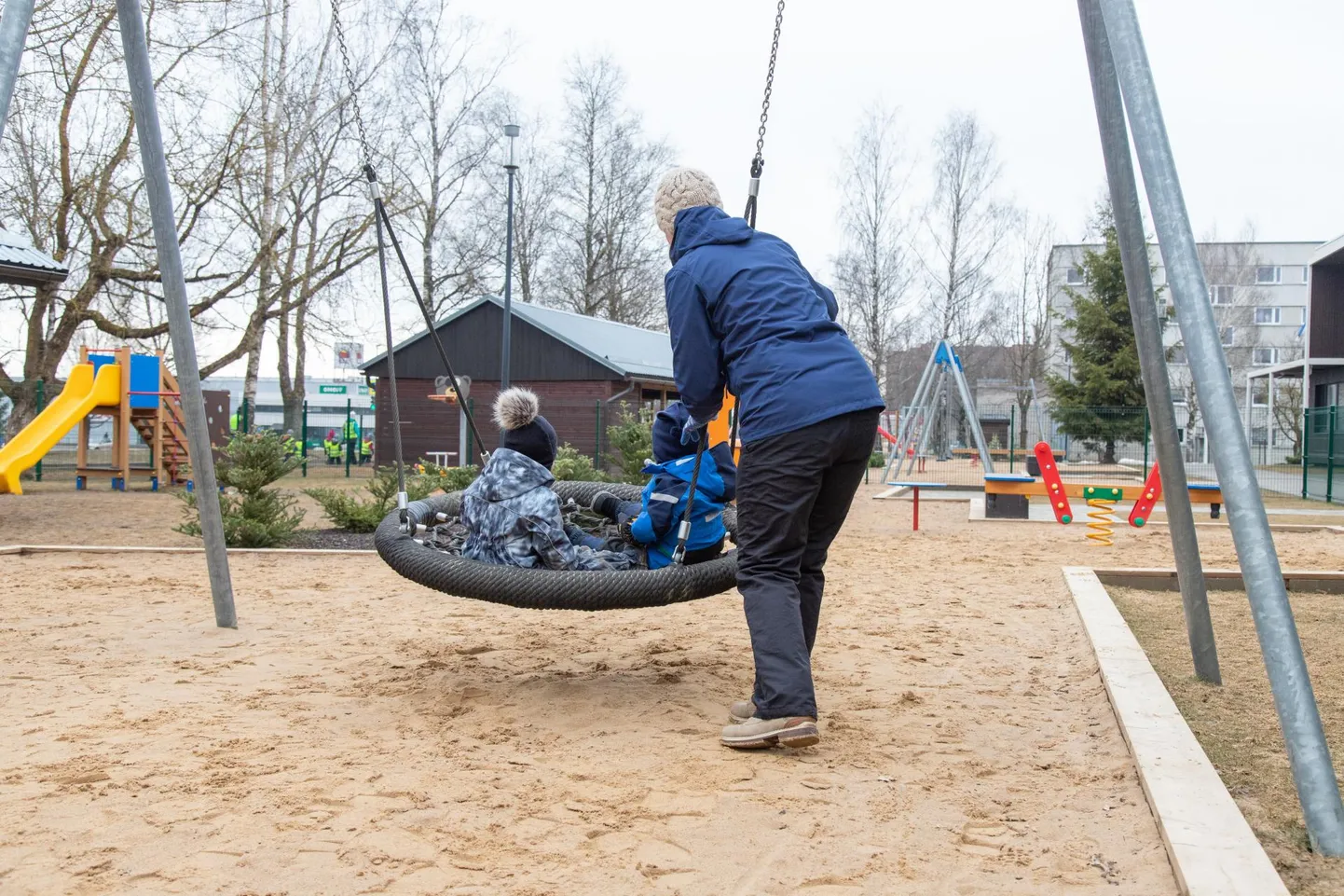 Vanemad, kes lapsi praegu aeda ei vii, vabastatakse kohatasust. Pildil Krõllipesa lasteaia õpetaja Mängupesa lastega.