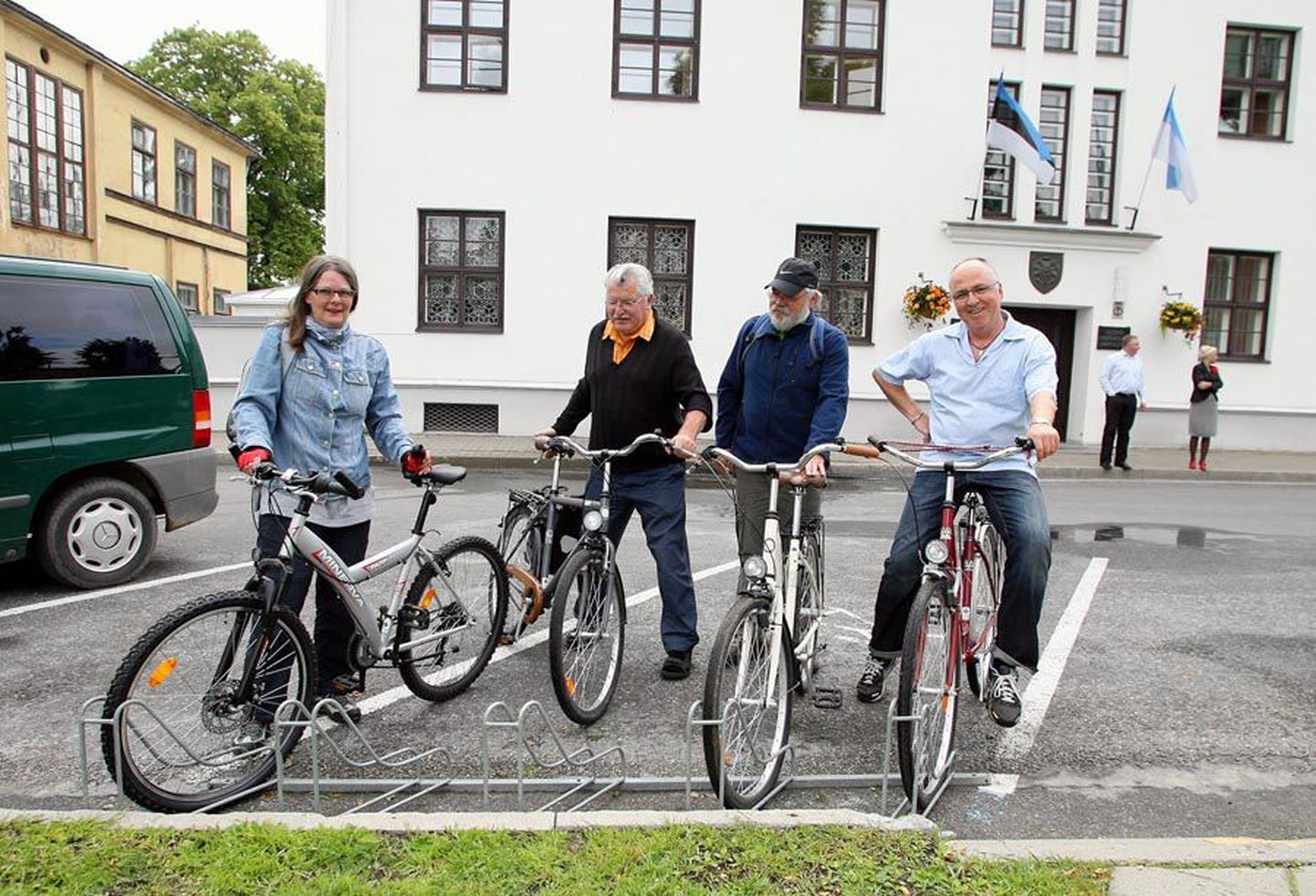 Viljandi sõpruslinnast Ahrensburgist tulnud külalised sõitsid Sammulist kesklinna jalgratastega. Vasakult Anne Bünger, Karl Eckert, Heinz-Dieter Dühring ja Ertan Taskin