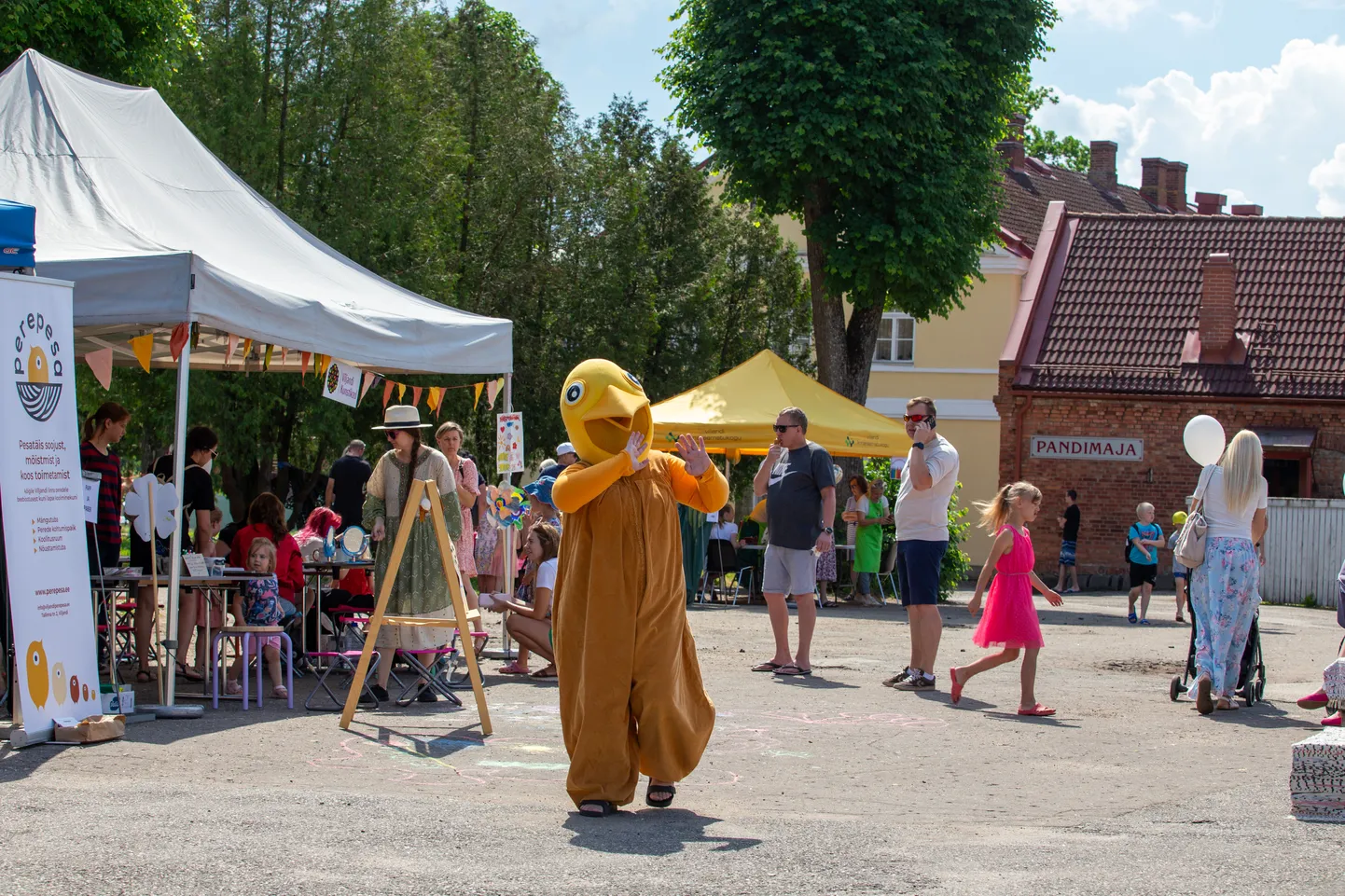 Pühapäeval on lastekaitsepäev. Fotomeenutus eelmise aasta lastekaitsepäevast, kus jagus tegevusi igas vanuses lastele. Programm oli tihe ja tegevusi jagus nii Rubiini platsile, Arkaadia aeda ja Bonifatiuse gildi hoovi ja majja.