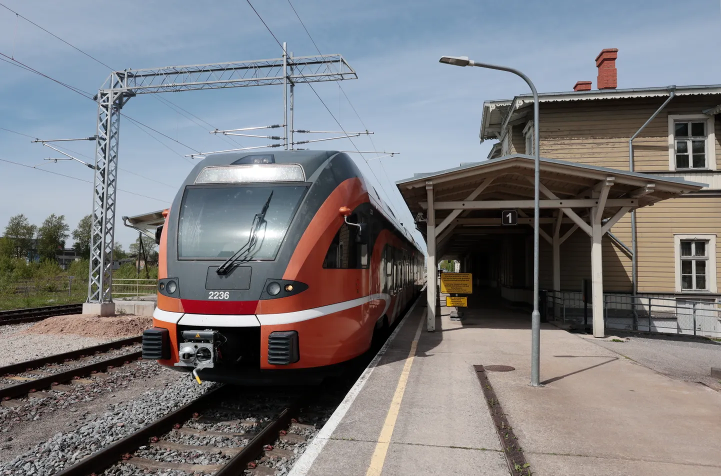 Elroni diiselrongid peavad reisijaid vedama veel poolteist aastat. Uue kava kohaselt tulevad elektrirongid alles järgmise aasta lõpus.