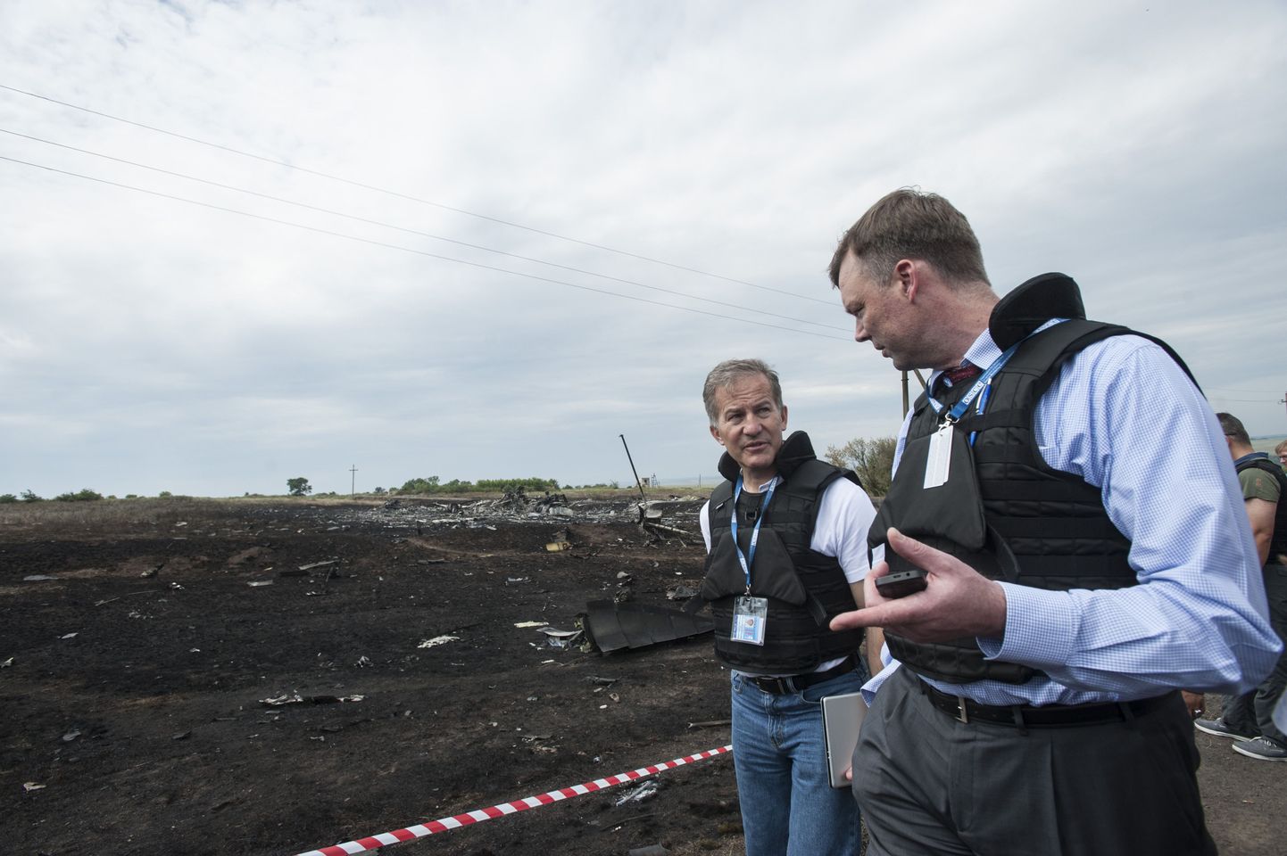 Alexander Hug (paremal) 19. juulil MH17 katastroofipaigas.