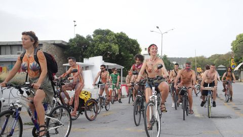 Фото: голые велосипедисты проехали по греческим улицам