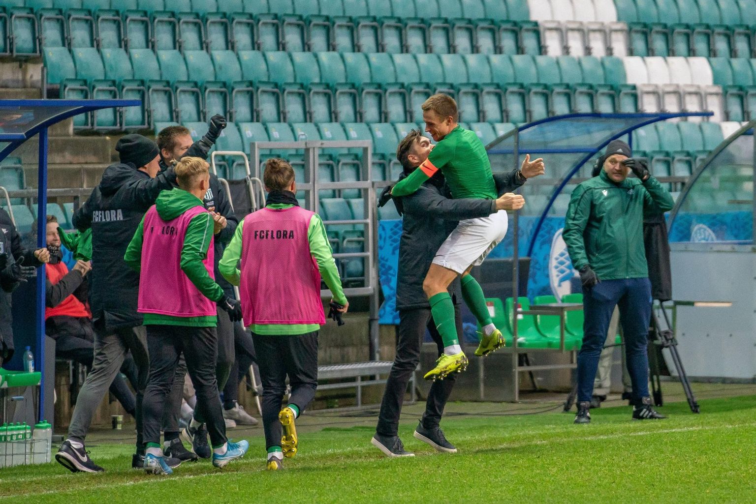 Jalgpallur Gert Kams tähistab karjääri viimases kodumängus löödud väravat. Viis minutit hiljem oli FC Flora kapten taas täpne.
