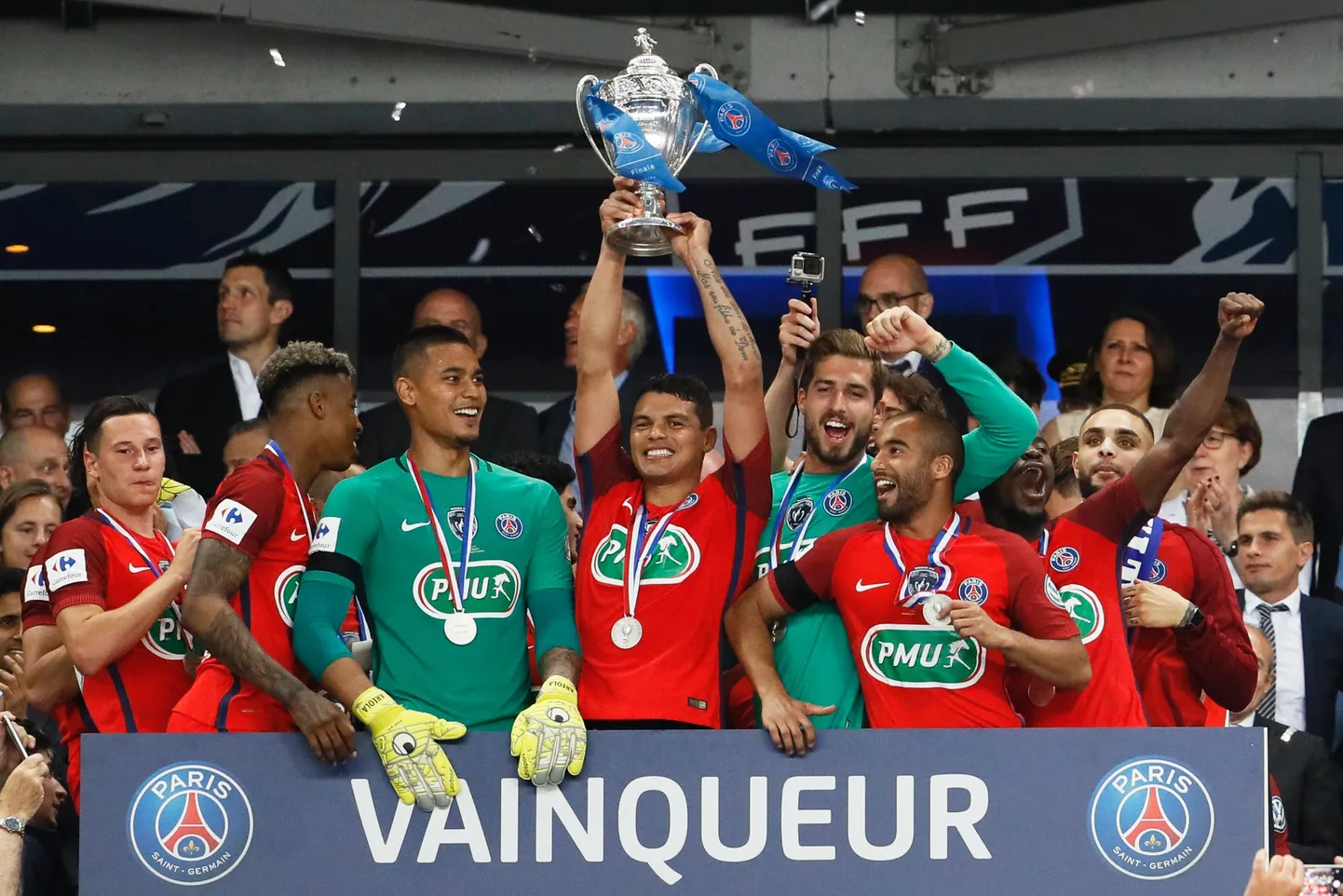 PSG jalgpallimeeskond tähistamas Prantsusmaa karikavõitu.