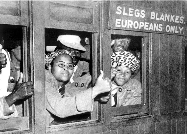 Lõuna-Aafrika põliselanikud trotsivad apartheidi rassiseadusi, reisides valgetele mõeldud vagunis, 1. september 1952