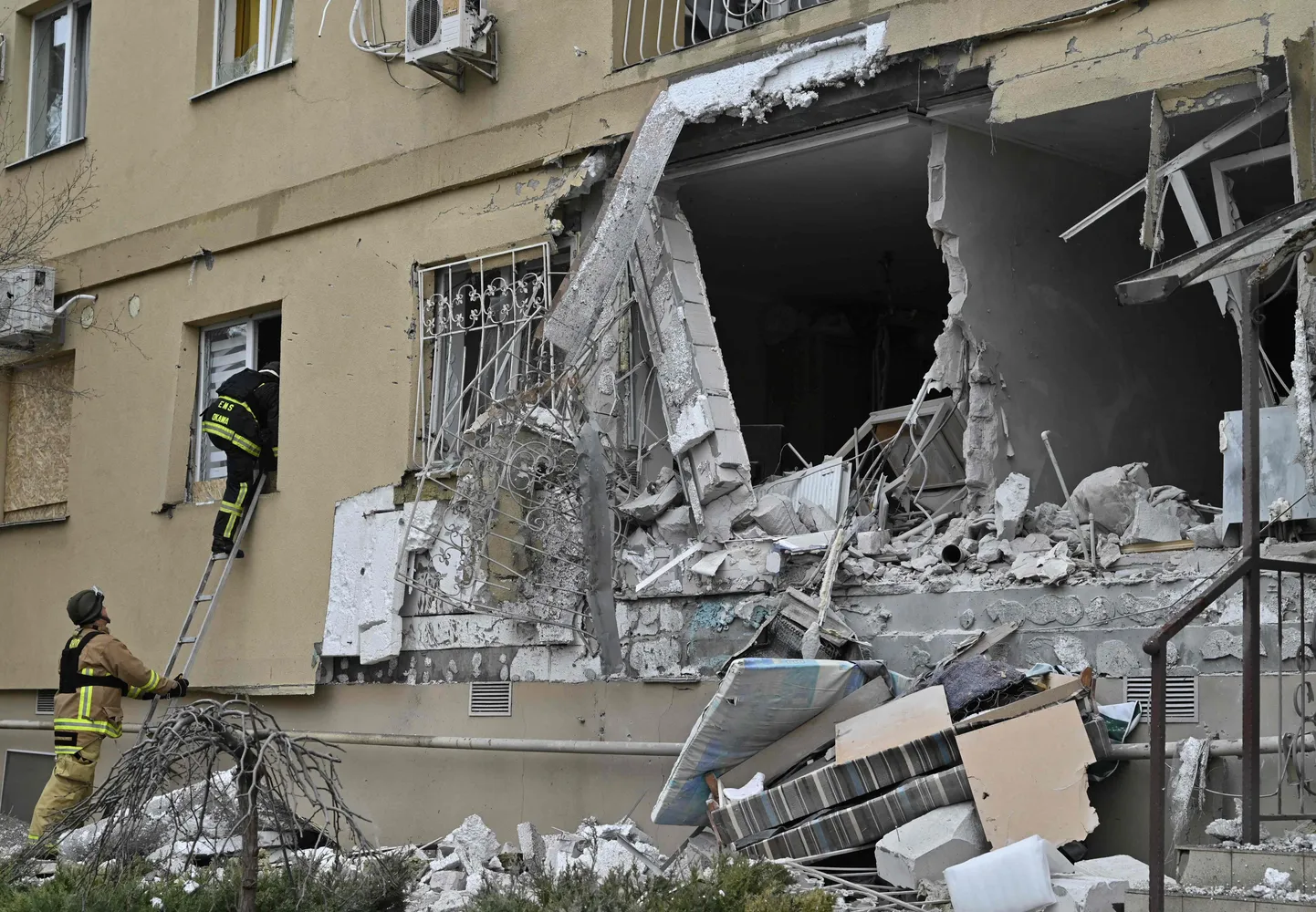 Venelaste rünnakus kahjustatud elumaja Hersonis.