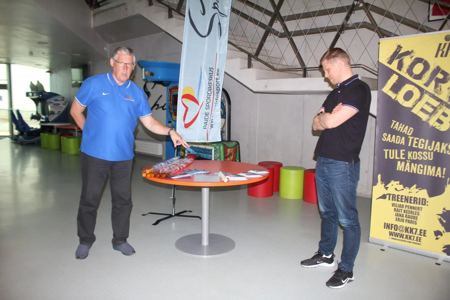 Paide spordikeskuse juhatuse liige Erich Petrovits (vasakul) tänab toetajaid, kes aitasid katta liikumissarja auhinnalauda. Tema kõrval on linnapea Priit Värk.