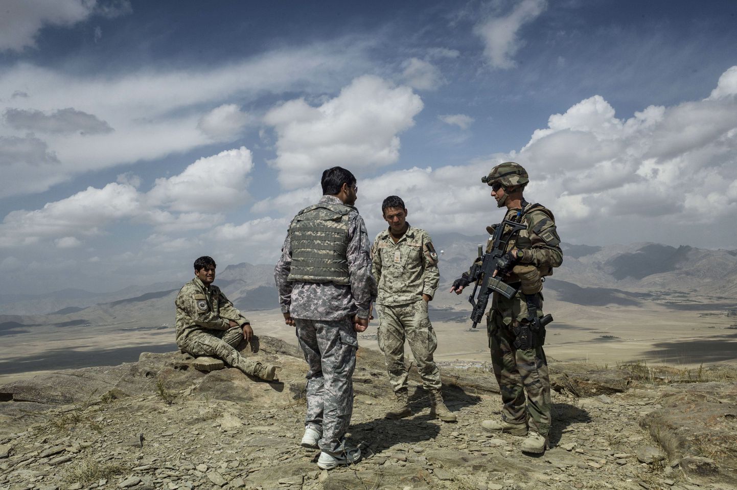 Prantsuse sõdur (paremal) afgaanidega sel nädalal Wardaki provintsis perimeetrit kindlustamas.