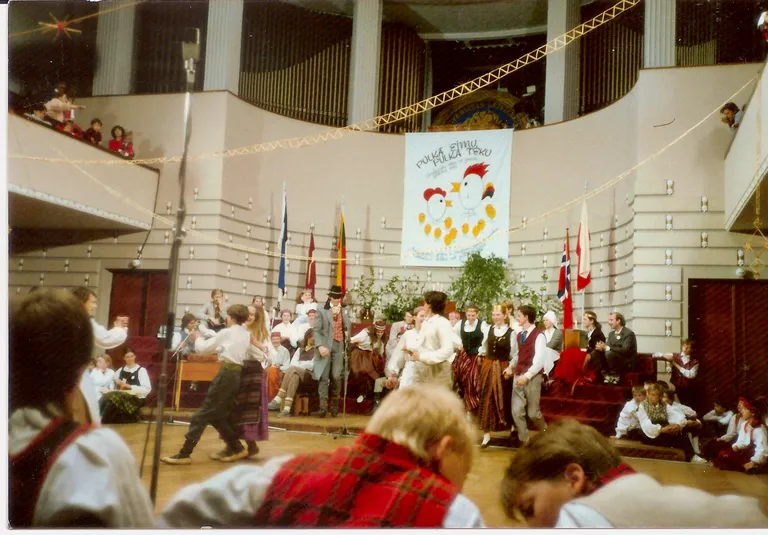LU folkloras kopa "Dandari" dancina festivāla dalībniekus LU Lielajā aulā 1989. gadā. 