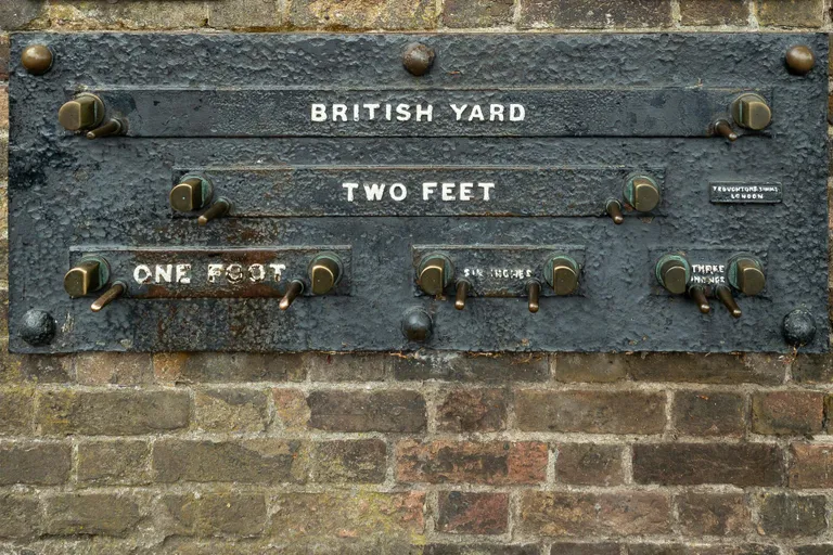 10. august 1675
Greenwichi kuningliku observatooriumi seinal olevad Briti pikkusühikute standardid.
Ajas kuluvad need aiana pikemaks ja nii muutuvad vahemaad aina lühemateks.