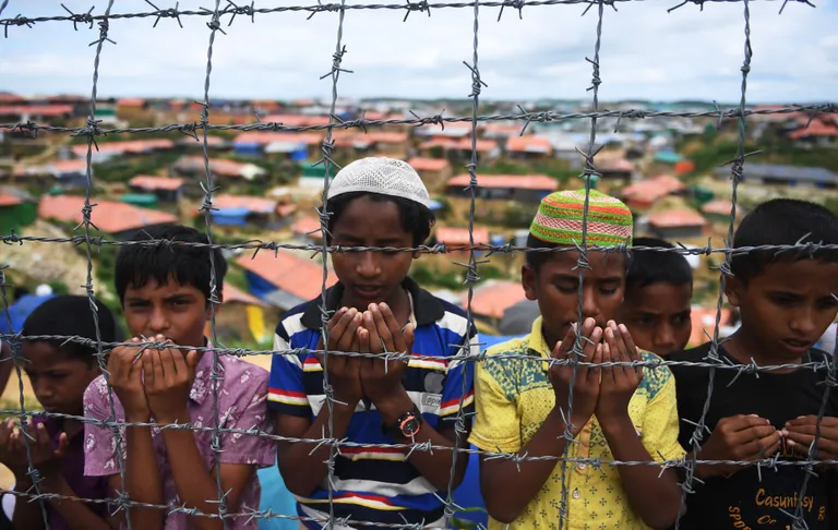Rohingja põgenikud palvetavad oma pääsemise eest.