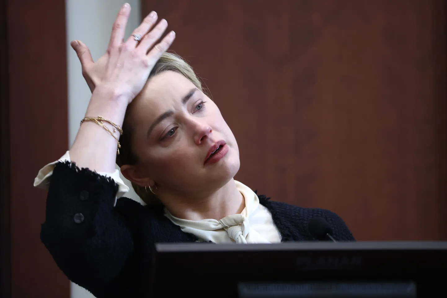 Näitlejanna Amber Heard 5. mail Virginia kohtus tunnistust andmas.