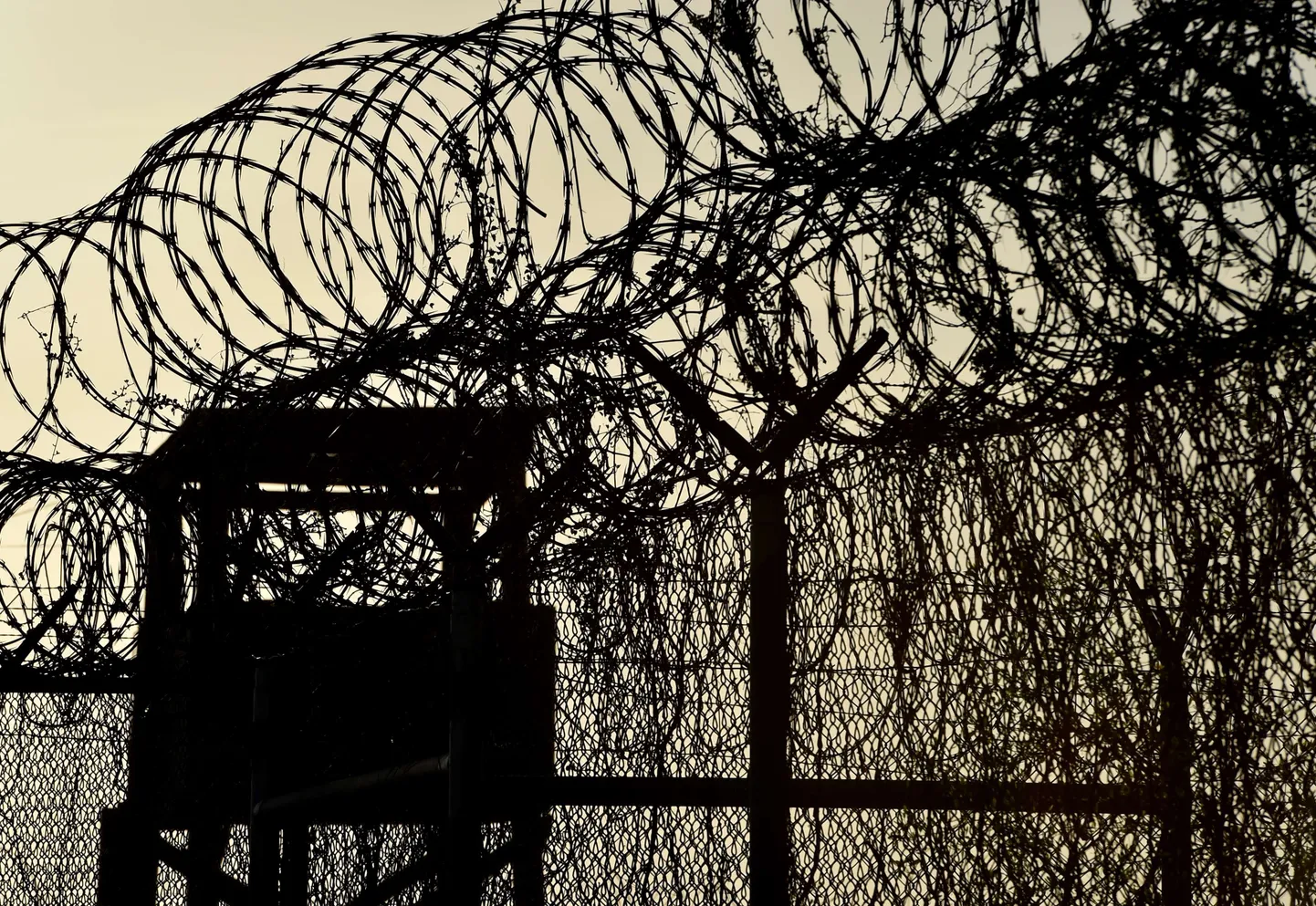 Kuubal asuvat Guantanamo Bay vanglat ümbritsev okastraat.