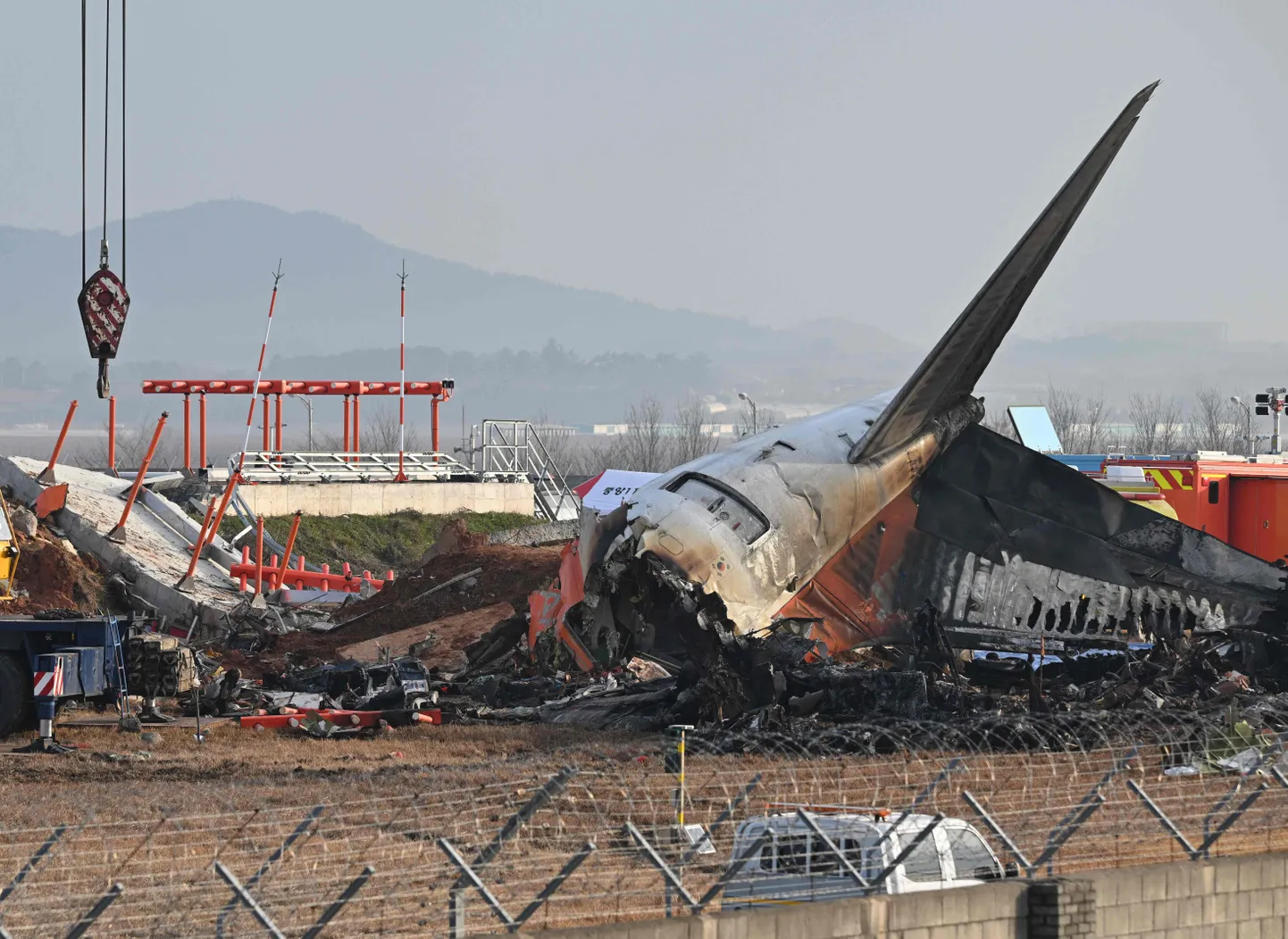 Lõuna-Korea lennufirma Jeju Air lennuki Boeing 737-800 vrakk Muani rahvusvahelises lennujaamas. Lennuk tegi 29. detsembril 2024 ebaõnnestunud hädamaandumise ja lahvatas leekidesse