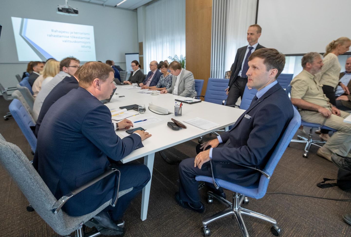 Rahapesu ja terrorismi tõkestamise valitsuskomisjoni istungil jäid prokuratuuri ja minister Martin Helme (paremal) seisukohad vastandlikeks. FOTO: MIHKEL MARIPUU