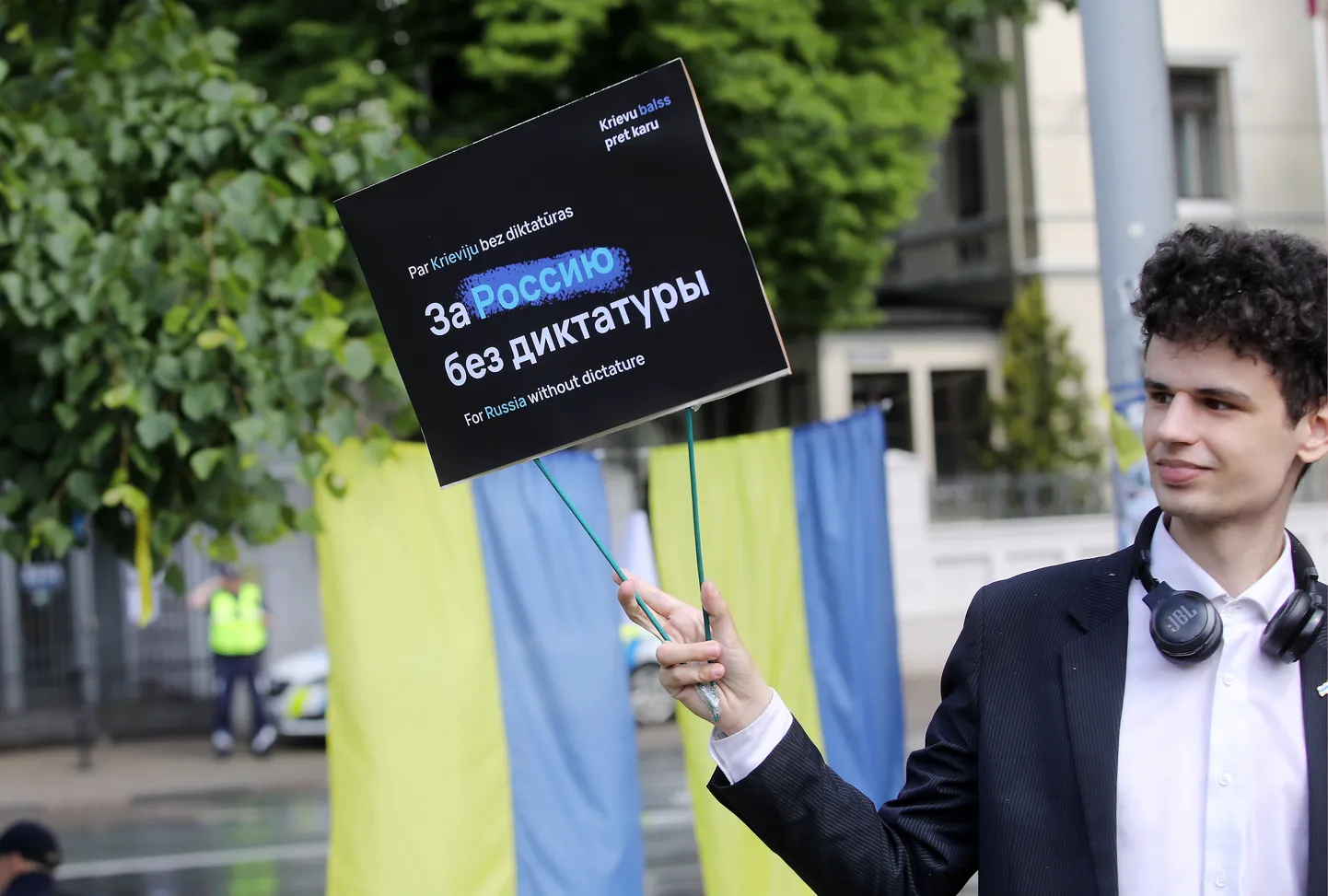 Pretī Krievijas vēstniecībai Rīgā notiek kustības   "Krievu balss pret karu" rīkotais pikets "Krievu balss par embargo".