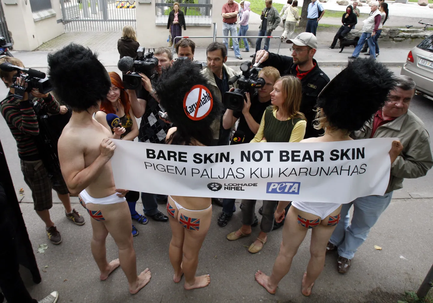 Mullu juunis protestisid Briti saatkonna ees karusnaha kasutamise vastu Suurbritanniast pärit poolalasti aktivistid. Loosungil on nii PETA ehk Loomade      Eetilise Kohtlemise Eest kui ka Loomade Nimel logod.