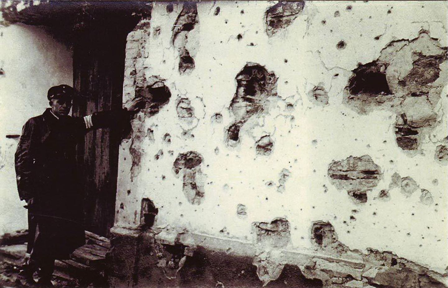 Need ­augud Eliisabeti kiriku seinas jäid meenutama lühikest heitlust Pärnu pärast 1941. aasta suvel.