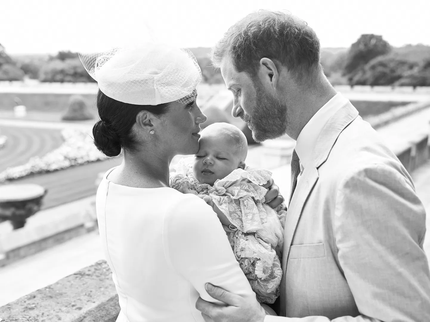 Ametlik pilt Sussexi hertsogist ja hertsoginnast poja Archie Harrison Mountbatten-Windsor'i ristimisel.