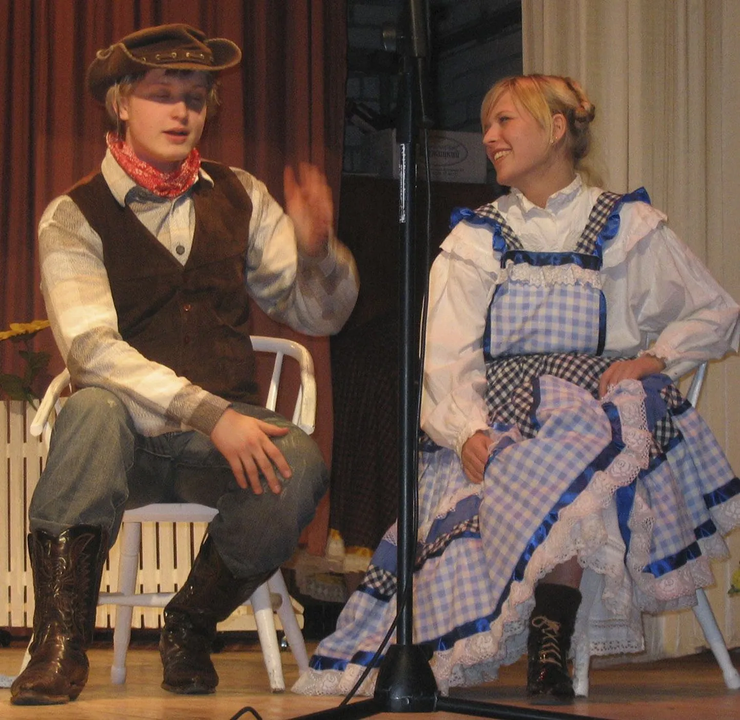 Curly (Reigo Tamm) meelitab Laurey’it (Külliki Kents) endaga lõikuspeole.