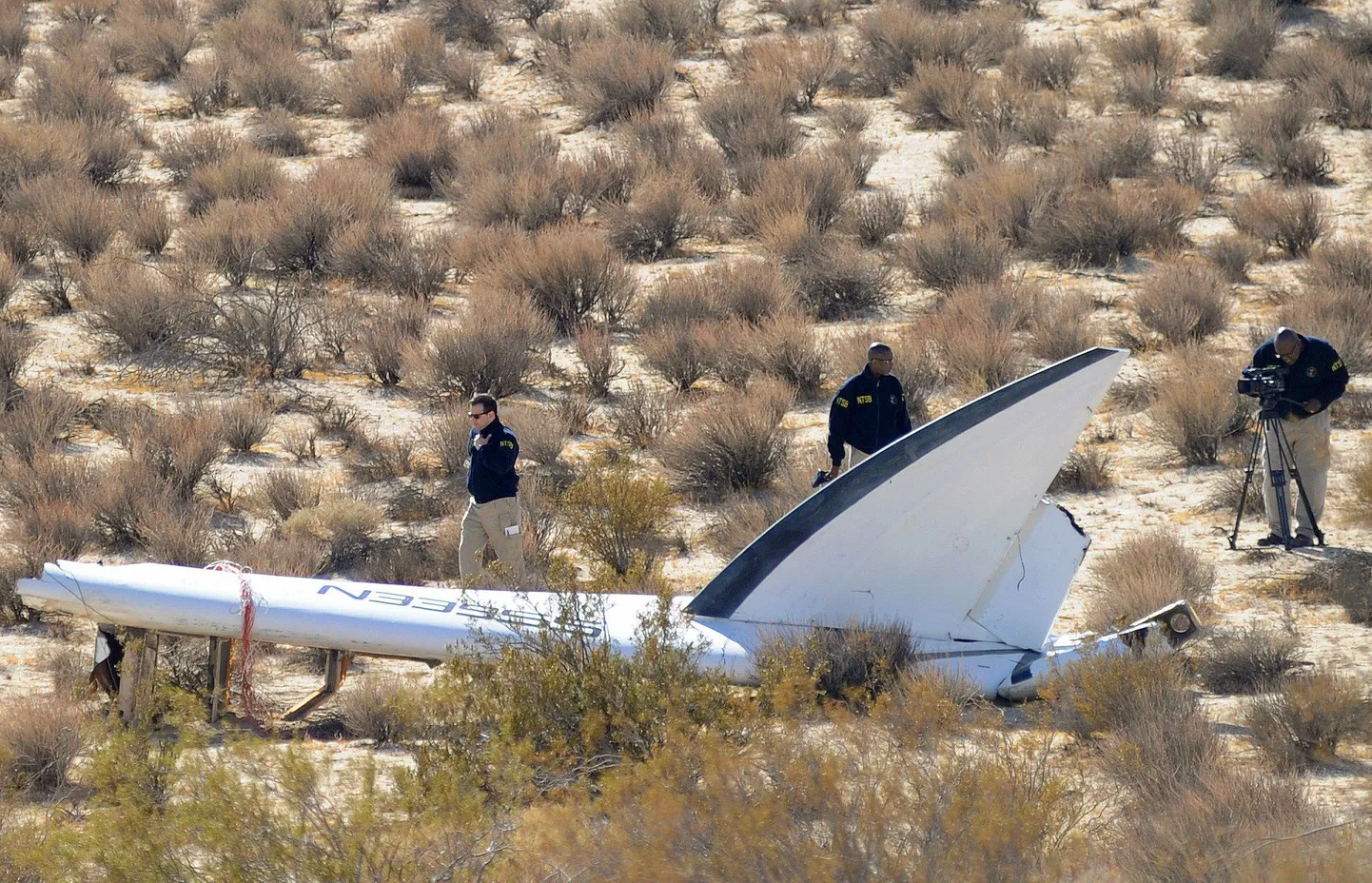 USA liiklusturvalisuse ameti eksperdid Virgin Galacticu kosmoselaeva  SpaceShipTwo rusude jures.