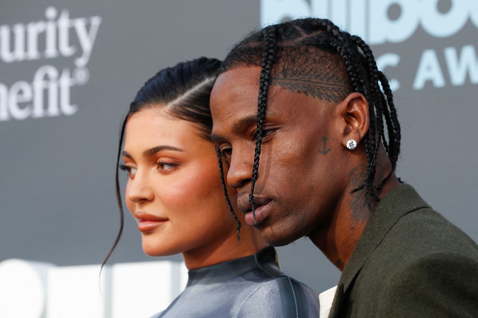 Kylie Jenner ja Travis Scott Billboardi muusikaauhindade jagamisel