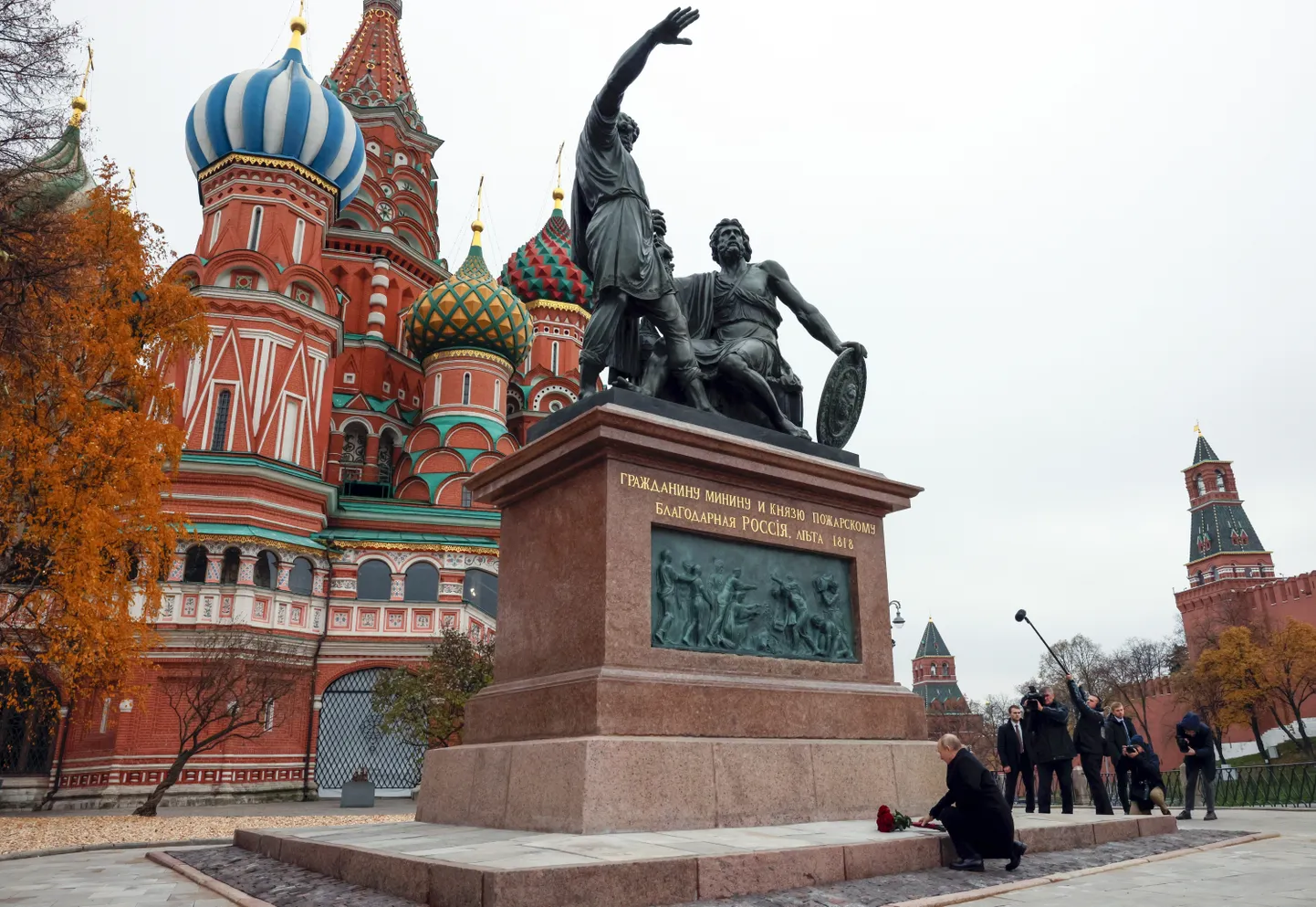 Putin põlvitab lillede asetamiseks Minini ja Požarski mälestussamba jalamile rahvusliku ühtsuse päeval, 4. novembril 2022. Aga oma sõjasüü tunnistamise algetki pole tänasel Venemaal näha.