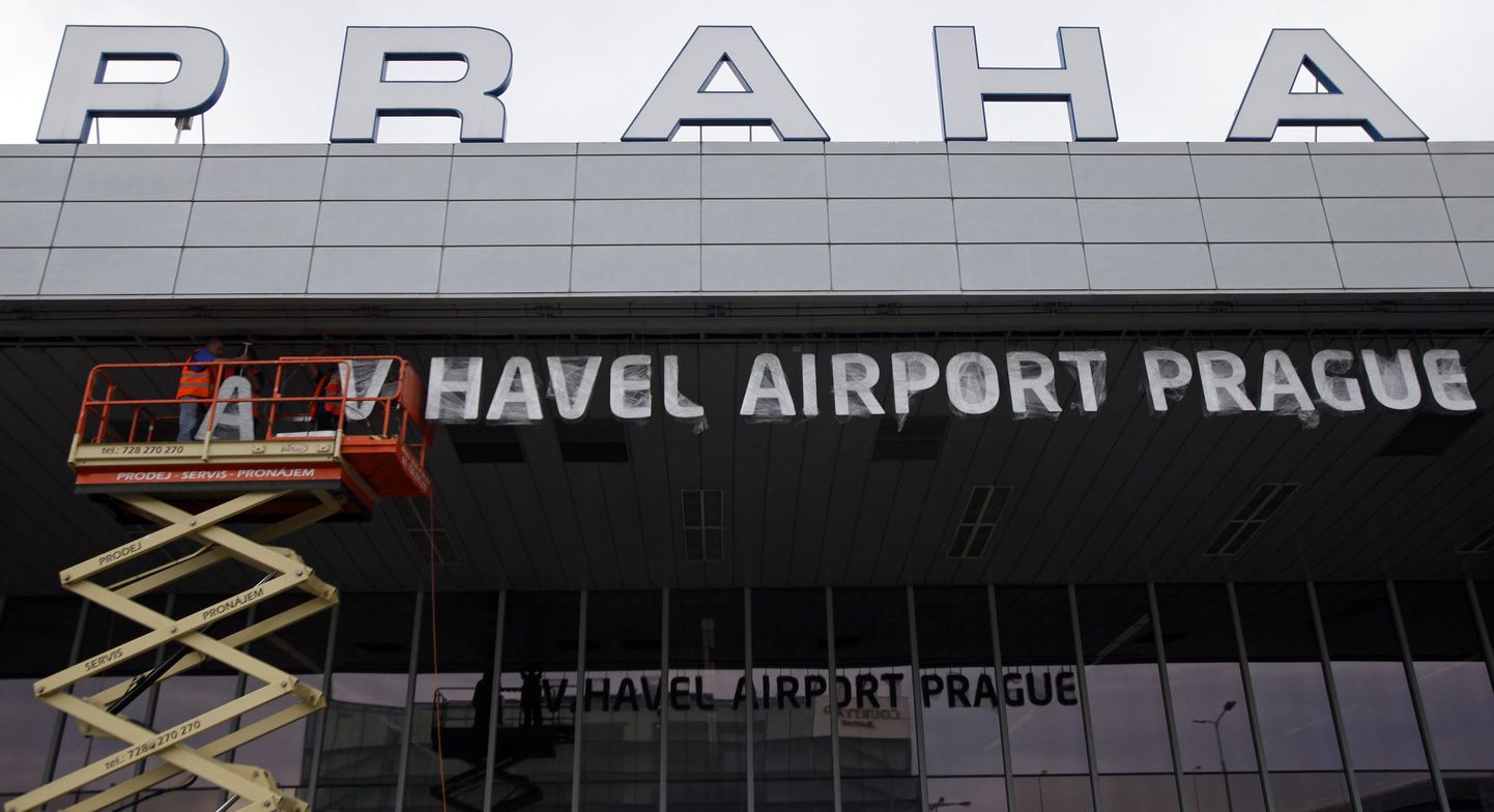 Töölised paigaldamas Praha Ruzyně lennujaamale Václav Haveli nime.