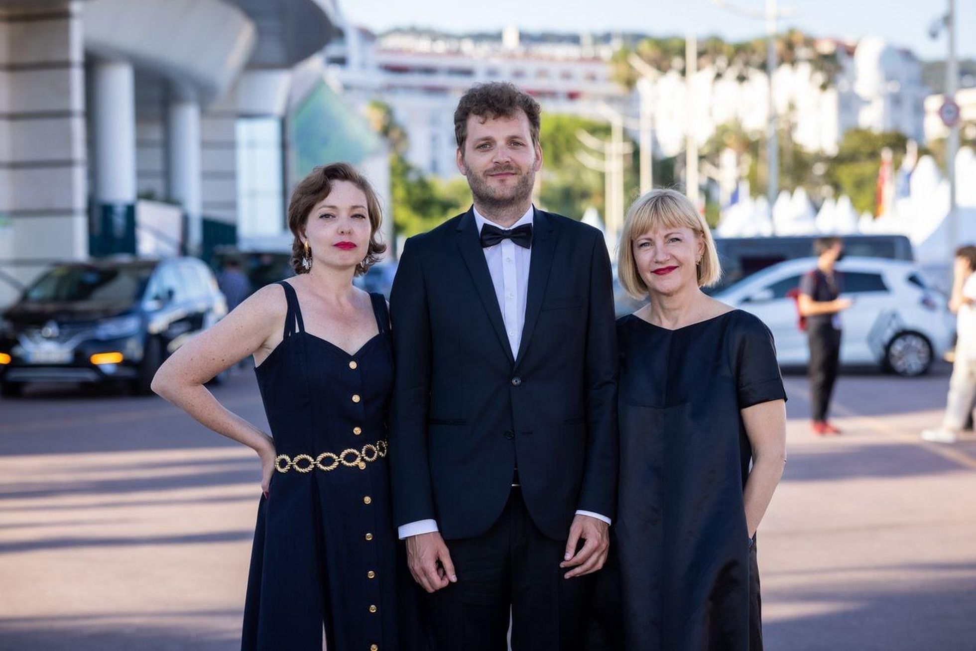 «Kupee nr 6» stsenaristid Livia Ulman ja Andris Feldmanis koos kaasprodutsent Riina Sildosega Cannes’is filmi esilinastusel. FOTO: