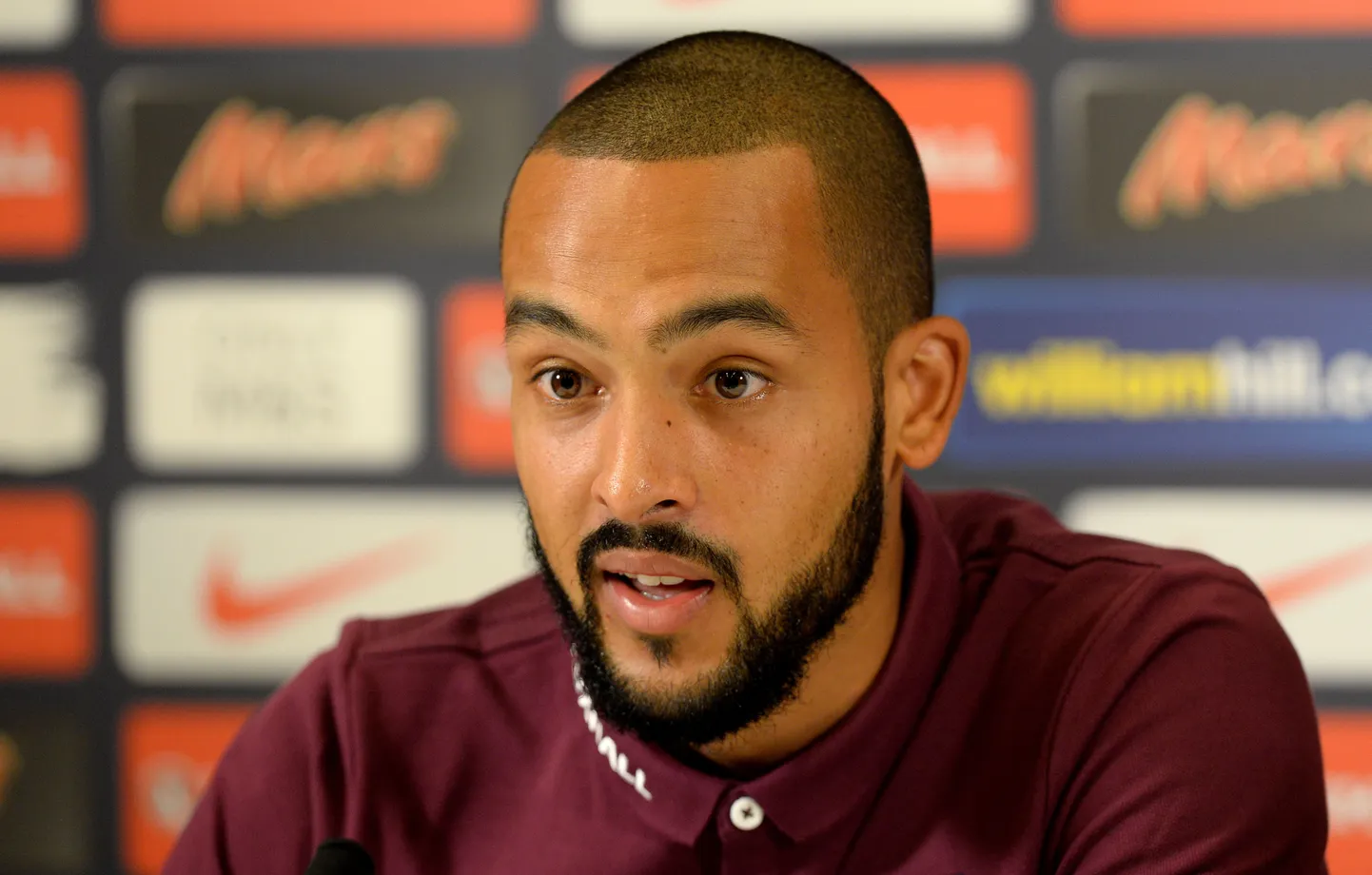 Theo Walcott tänasel pressikonverentsil.